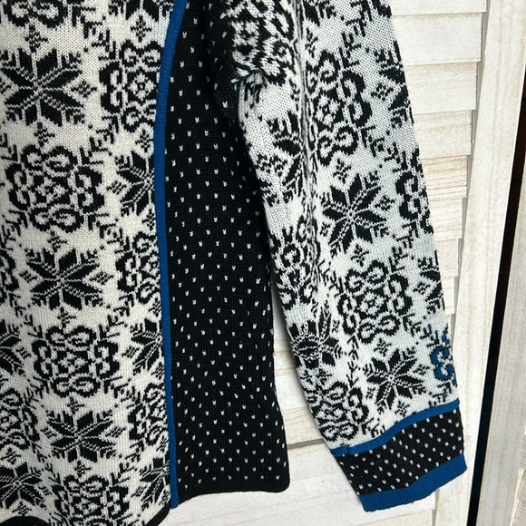 Icelandic Design Nordic Snowflake Print Full Zip Sweater - Picture 7 of 11